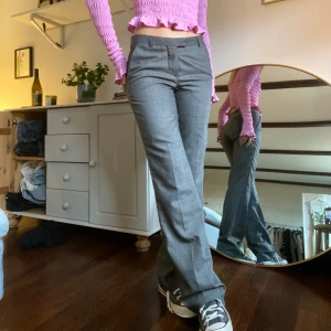 Grå lågmidjade kostymbyxor  - Grå lågmidjade kostymbyxor, köpta secondhand🩷