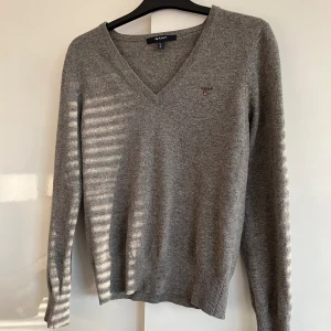 Gant tröja - En grå stickad Gant tröja i lamull i strl L, men skulle mer säga att passformen är en M!💓