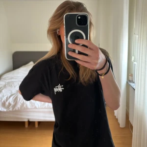 Stussy t-shirt - Cool stussy tröja! Nästan helt ny och sparsamt använd. Storlek L men ganska liten i storleken! Hör av er!🖤