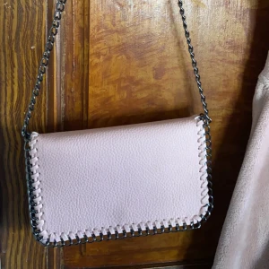 Väska - Säljer väska då jag inte andvänder den längre, säljer för 120kr