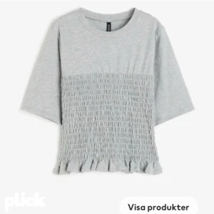 Säljer denna i svart - Säljer denna helt slutsålda tröja i svart som jag köpt för typ en vecka sen och som bara är testad 💕 därav priset (funkar på mig som brukar ha xs/s)