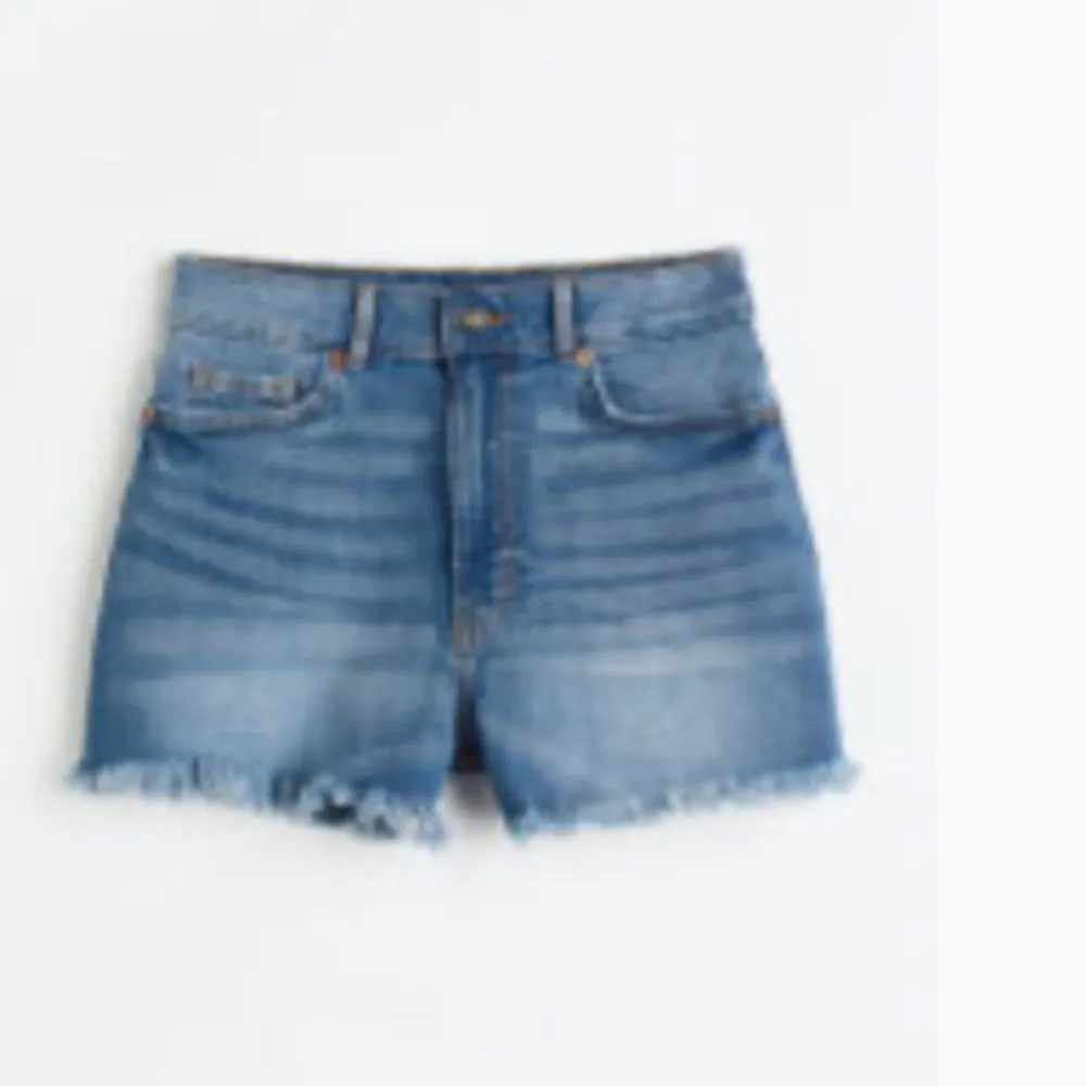 Säljer dessa jeans shorts i storlek 36.  Fick hem dom idag men ladda inte.  Helt nya med prislap kvar. Köpte för 199kr  Säljer för 150kr. Shorts.