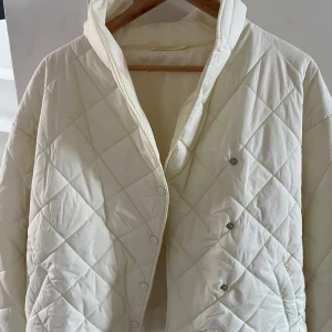 Quiltad Jacka - Quiltad jacka från Gina, har tagit bort själva lappen där inne så det blev 2 små hål men det är ej synliga när man har på sig den!💕Säljer för 250+frakt!
