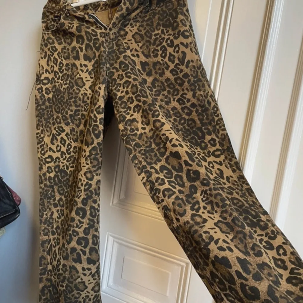 ❗️lånade bilder❗️ Säljer dessa byxor med leopard mönster på som jag köpte på Vinted🐆 Byxorna passade tyvärr  inte mig. Skulle säga att längden passar en som är runt 161cm beroende på hur man vill att dom ska sitta🤩 köpte dom för 380kr. Jeans & Byxor.