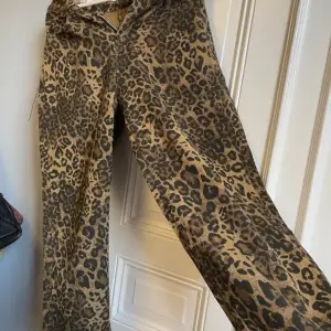 ❗️lånade bilder❗️ Säljer dessa byxor med leopard mönster på som jag köpte på Vinted🐆 Byxorna passade tyvärr  inte mig. Skulle säga att längden passar en som är runt 161cm beroende på hur man vill att dom ska sitta🤩 köpte dom för 380kr