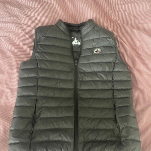 Jott väst - Säljer nu min sparsamt använda väst från jott.  Storleken är L men sitter precis som M  Nypriset är 1600  Hör av dig om du önskar mer bilder eller liknande.  Priset är inte ristat i sten 