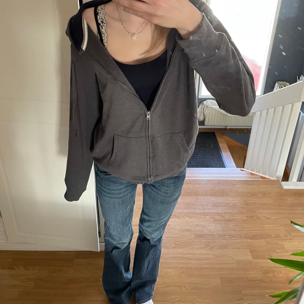 hoodie från hollister, köpt för 300❤️‍🩹 stl L, passar mig fint oversized som är s/m❤️‍🩹. T-shirts.