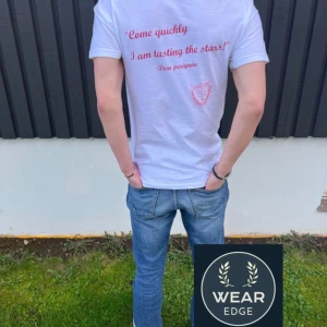 Dom perignon T-shirt - Dom perignon T-shirt till hög kvalitet och super snygg, storlek M men passar upp och ner, citat-” Come quickly I am tasting the stats!”  Pris 359kr detta vill ni inte missa i sommar‼️