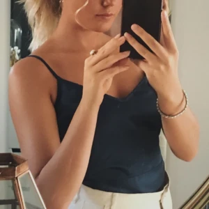 Topp - Blått silkes linne med knytdetalj💕