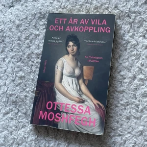 A year of rest and relaxation - Unikt skriven bok utav Ottessa Moshfegh!! Läst en gång, och så vitt jag vet förekommer inga påtagliga skador.