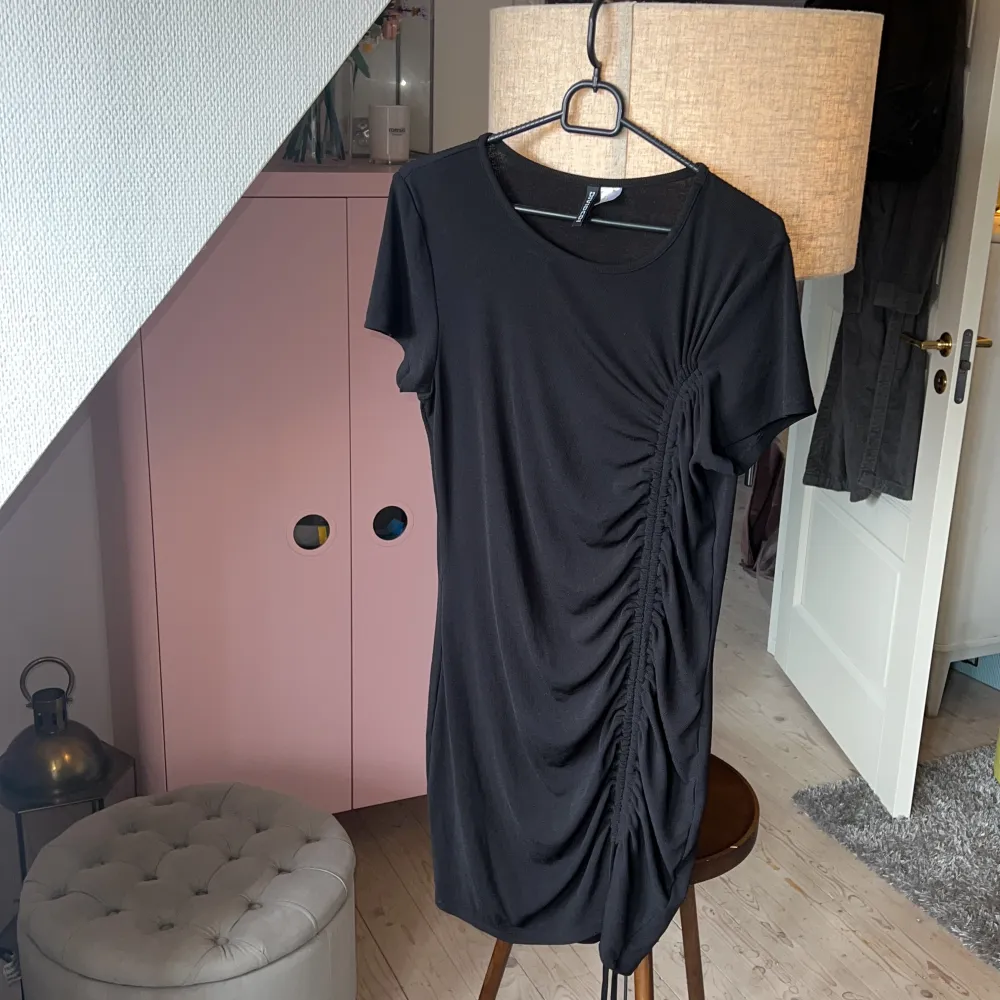 Klänning från H&M i storlek L i färgen svart . Klänningar.