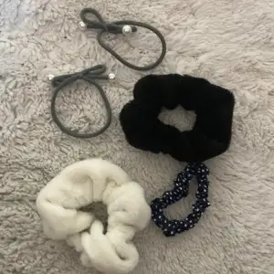 hårsnoddar/tofsar, priser: gråa med pärlor 10kr styck eller 15 för båda|||||||| svarta scrunchie 10kr, vita scrunchie 10kr eller 15 för båda||||||||| svarta med prickar 7kr