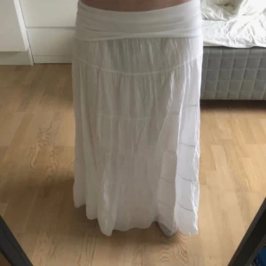 Söt vit långkjol  - En jättesöt vit långkjol perfekt till sommaren💕