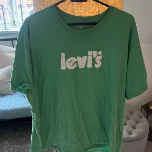 En grön Levi’s t-shirts o storleken XL