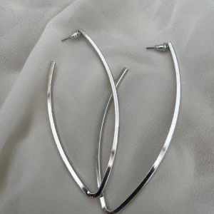 Trendiga silveröronhänhen - Superfina stilrena silveröronhängen🤎