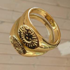 Guldfärgad ring i rostfritt stål  Aldrig använt  Storleken 8 18,1 mm