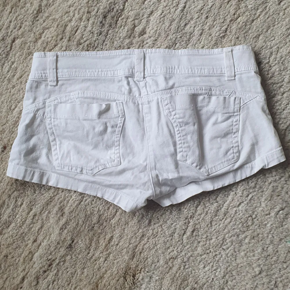 Minishorts från märket ozn i strl 38. Linne/jeans material, använd gärna köp nu!. Shorts.