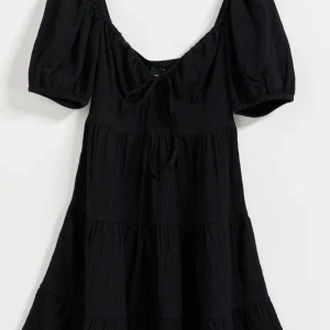 Klänning - Svart sommarklänning från Gina tricot. Säljer då jag inte använder💗 Nypris 400, men endas använt 1 gång så säljer därför för 300