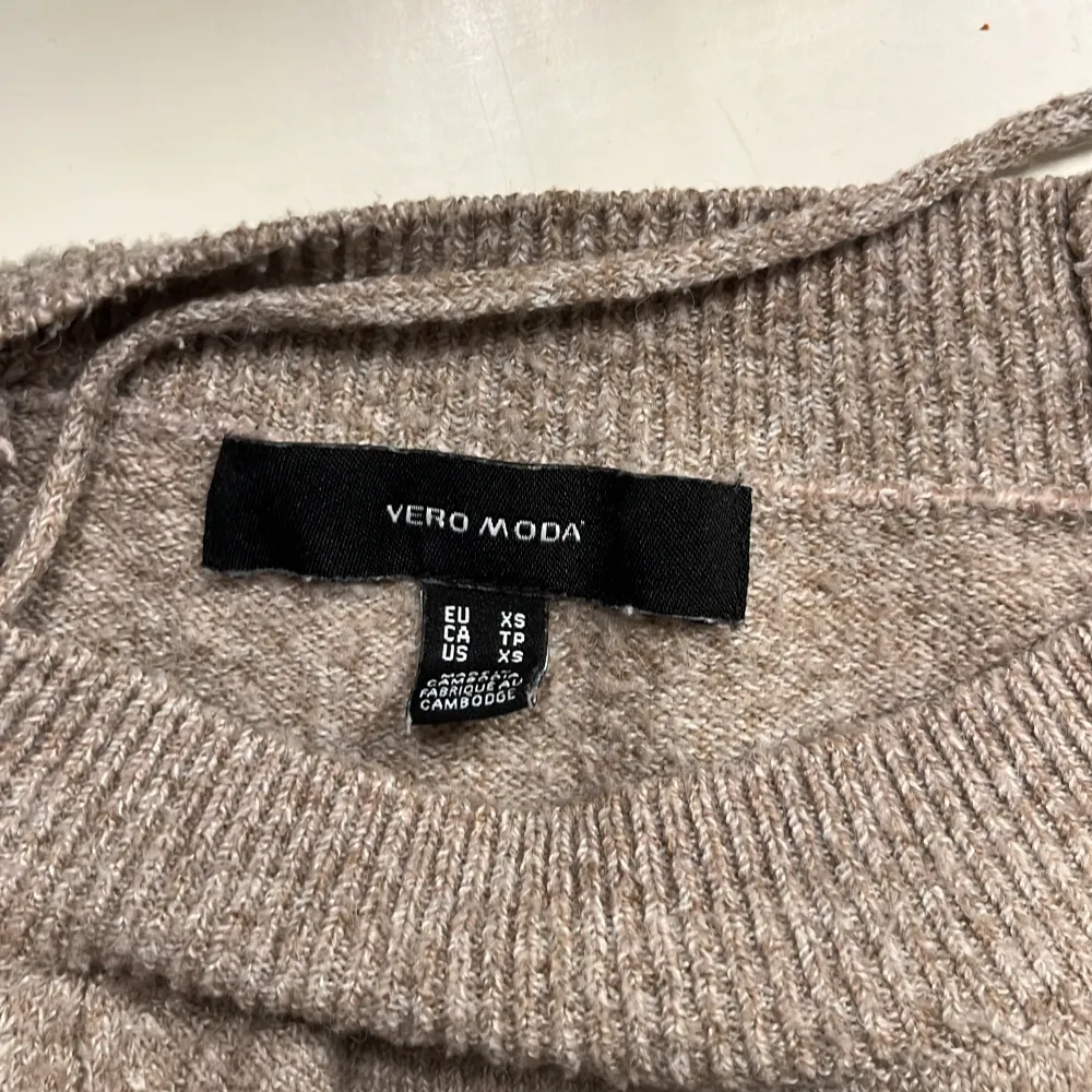 (Rensar garderoben)  Säljer denna vmdoffy tröjan från vero Moda då jag in princip aldrig använt den🤍. Den är i fint skick och har en fin nyans av brun. (Nypris 250 kr). Stickat.