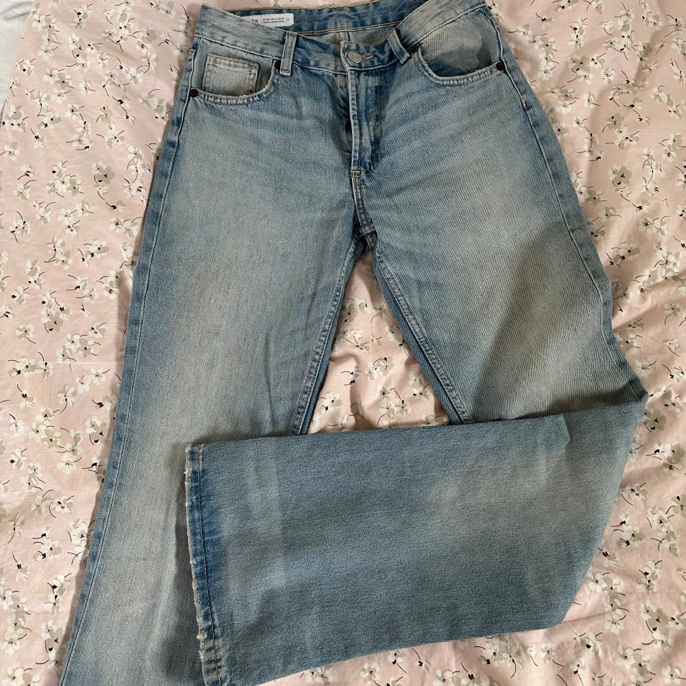 Säljer dessa oanvända Bootcut jeans från zara då de är för kort för mig. Dem är i nyskick och ett par perfekta jeans till vår och sommar🩵 Nypris 380!. Jeans & Byxor.