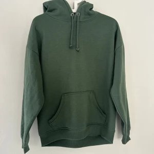 Grön hoddie  - Grön hoddie från bik bok. Använd fåtal gånger. Storlek s