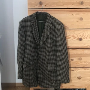 Rutig italiensk kavaj Cerruti - Oversized italiensk kavaj i kashmir och ull. Jag har L och den är lång på mig men passar om man vill ha en stor kavaj. Kan nog passa XL också.