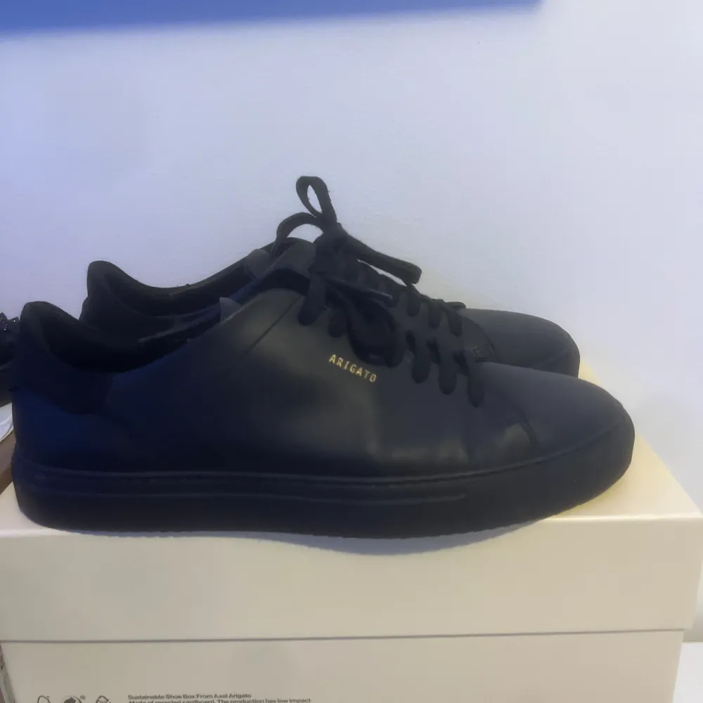 Säljer nu mina helt nya endast testade Axel Arigato clean 90 all black skor för endast 1650kr, 10/10 skick dm för frågor :) . Skor.