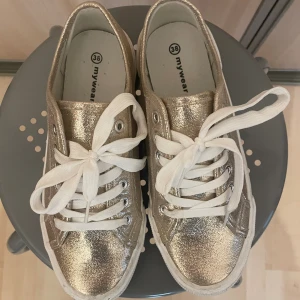 Sneakers  - Säljer dessa skitsnygga sneakers som tyvärr har blivit för små för mig!!💕 Dom är knappt använda! Kan gå ner i pris vid snabb affär ☺️ 