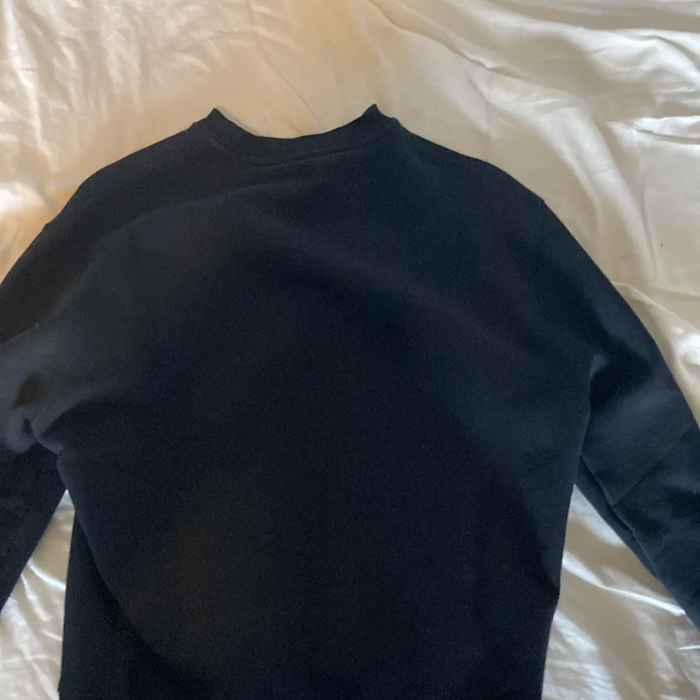 Säljer denna oanvända arigato tröjan då jag hade tagit bort lappen innan jag testade tröjan dumt nog och det visade sig att den inte passade.  Köpte den på hemsidan för 1500 men säljer den nu för endast 600 storleken är XS men sitter som S. Hoodies.