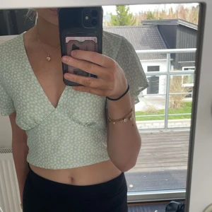 Kort blus NA-KD - Kortärmad blus med blommigt mönster från NA-KD, oanvänd.