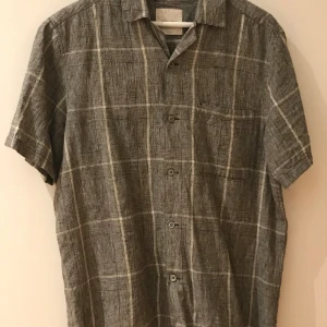 A Days March linneskjorta - Väldigt skön kortärmad sommarskjorta i linne/bomullblandning. Passar både till stranden, på stan eller till fest. Toppenskick!