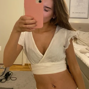 Topp - Jätte fin sommartop med öppen rygg från bikbok. Inte använt alls mycket och den är i väldigt fint skick!