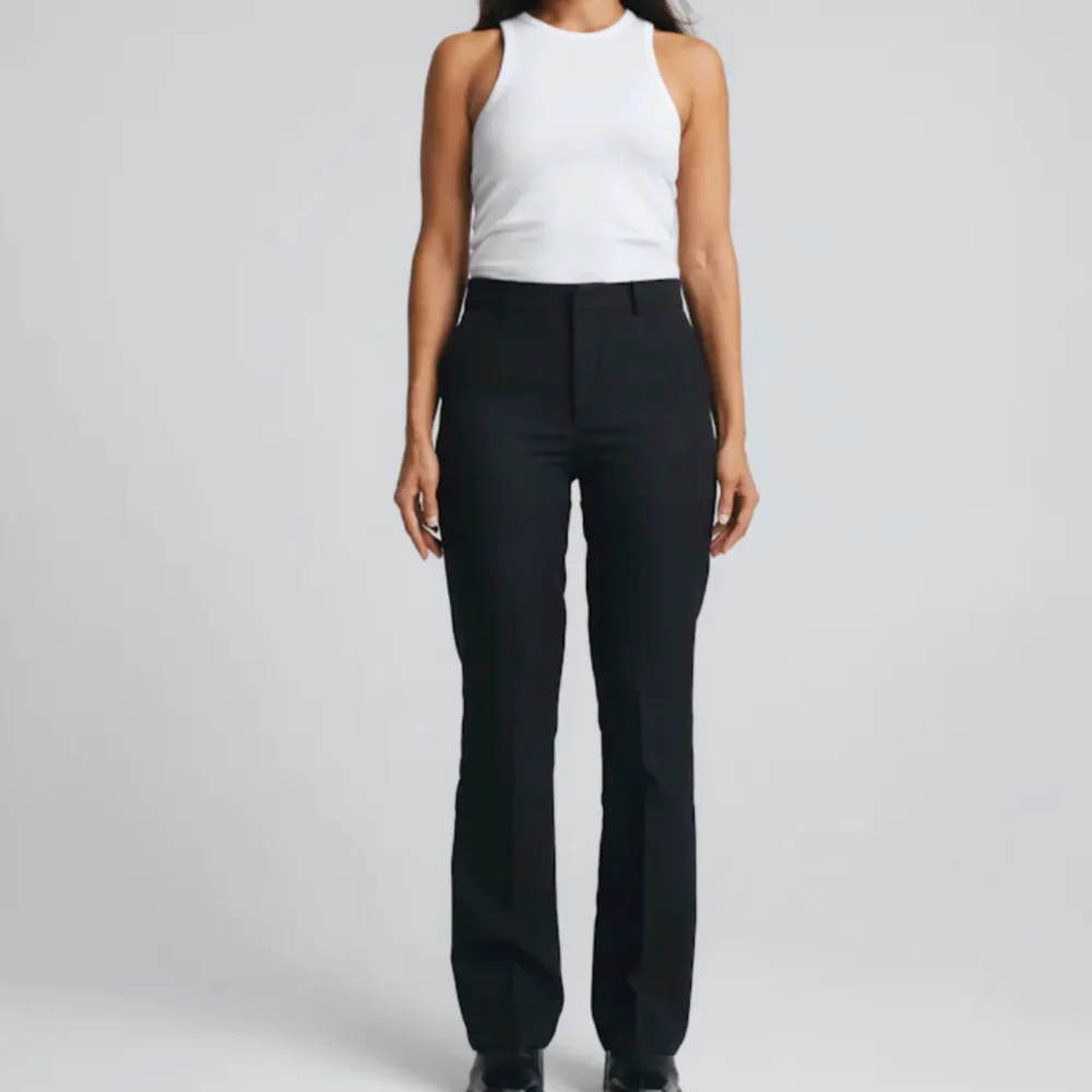 Kostymbyxor i modellen Vilma från Bikbok💕 Storlek 40, knappt använda🩷. Jeans & Byxor.