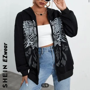 Snygg kofta - Otroligt snygg häftig kofta! Älskar den men använder tyvärr inte längre därav säljer jag den!💘 super bra skick