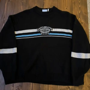 weekday sweatshirt  - Endast använd några få gånger, perfekt skick, storlek L. Hör gärna av dig om du har några frågor! 