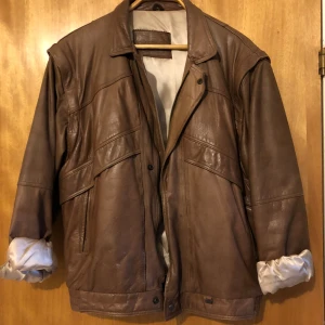 Vintage Bomber jacka äkta läder  - Extremt bra skick, är min farfars jacka som köptes i en läder butik för säkert över 40-50år, knappt använd  Skulle gissa på Herr st M-L Pris kan diskuteras vid snabb affär 😇