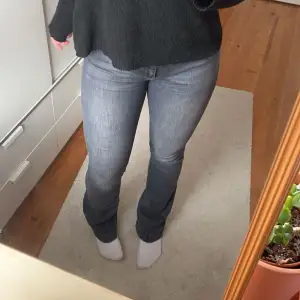 Säljer mina absoluta favorit Jeans från Ltb! Säljer pga av att dom inte kommer till använding längre! Nypris 829kr💕