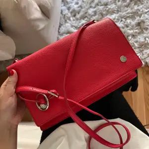 Väska från Calvin Klein i en fin röd färg. 