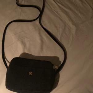 Jag säljer en svart handväska med guldiga detaljer från Malene Birger🫶🏻💓