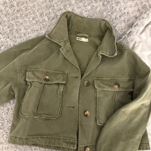 Jacka - Säljer denna jeansjacka från Gina för att den inte kommer till användning. Har små fläckar på men kan lätt tvättas bort☺️