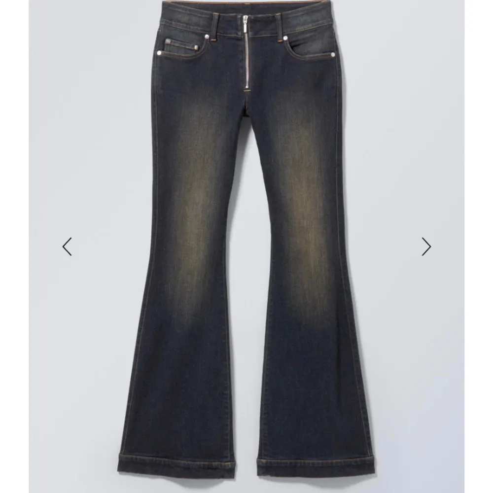 Säljer super coola jeans från weekday!!😍 De är lite slitna längst ner (se bild 4), men som inte är synligt. Säljer då de är lite för långa på mig som är 165cm. Hör av dig om du vill ha fler bilder osv. 💕😊. Jeans & Byxor.