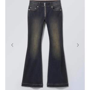 Säljer super coola jeans från weekday!!😍 De är lite slitna längst ner (se bild 4), men som inte är synligt. Säljer då de är lite för långa på mig som är 165cm. Hör av dig om du vill ha fler bilder osv. 💕😊