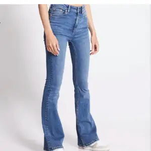 Ett par högmidjade blå flair jeans från lager 157 köpt för typ 300 men säljer för 60