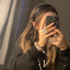 Svart hårband - Ett snyggt fint svart hårband, säljer även vitt för massa pris🎀