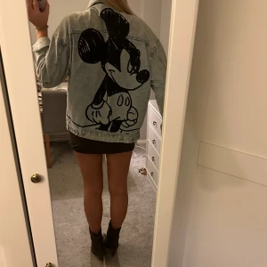 Jeansjacka  - Snygga jacka från bershka. Tryck på ryggen, strl M🩵