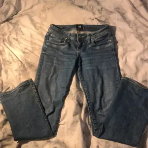 Säljer dessa supersnygga ltb jeans i storlek 26/30 i färgen mandy wash. De passar mig som är ca 160 💗 pris går att diskutera 