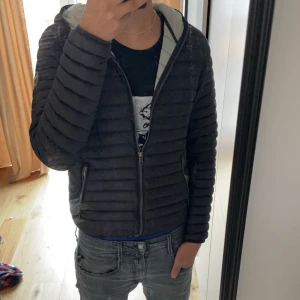 Colmar jacka storlek S - Tjena, säljer denna colmar jacka i färgen svart, den är använd men är i riktigt fint skick. Jackan är i storlek s och i färgen svart. Nypris: 3000. Mitt pris: 899. Vid frågor, mer bilder eller intresse är det bara att höra av sig!!🙌🙌