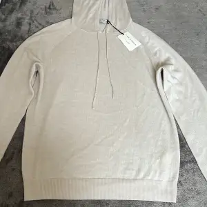 Säljer denna stickade hoodie i 100% merinoull då den var för liten för min kille. Tror inte den säljs längre. Nypris 2000kr! 
