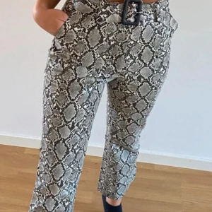 Coola byxor 😍Linn Ahlborg x NAKD - Coolaste byxorna från Linn Ahlborgs x NAKD collection. Använd ett fåtal gånger så i bra skick. Stl 36