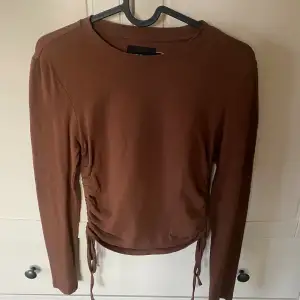 Säljer min bruna tröja som inte kommer till användning, den är i strl S.